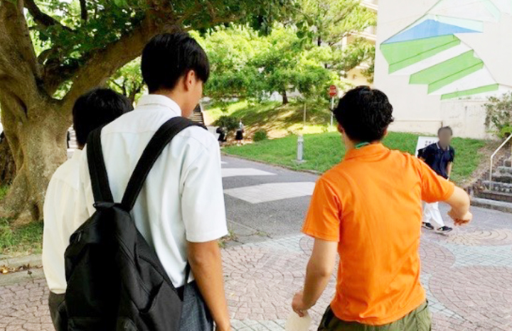 学生スタッフによる道案内(図書館)
